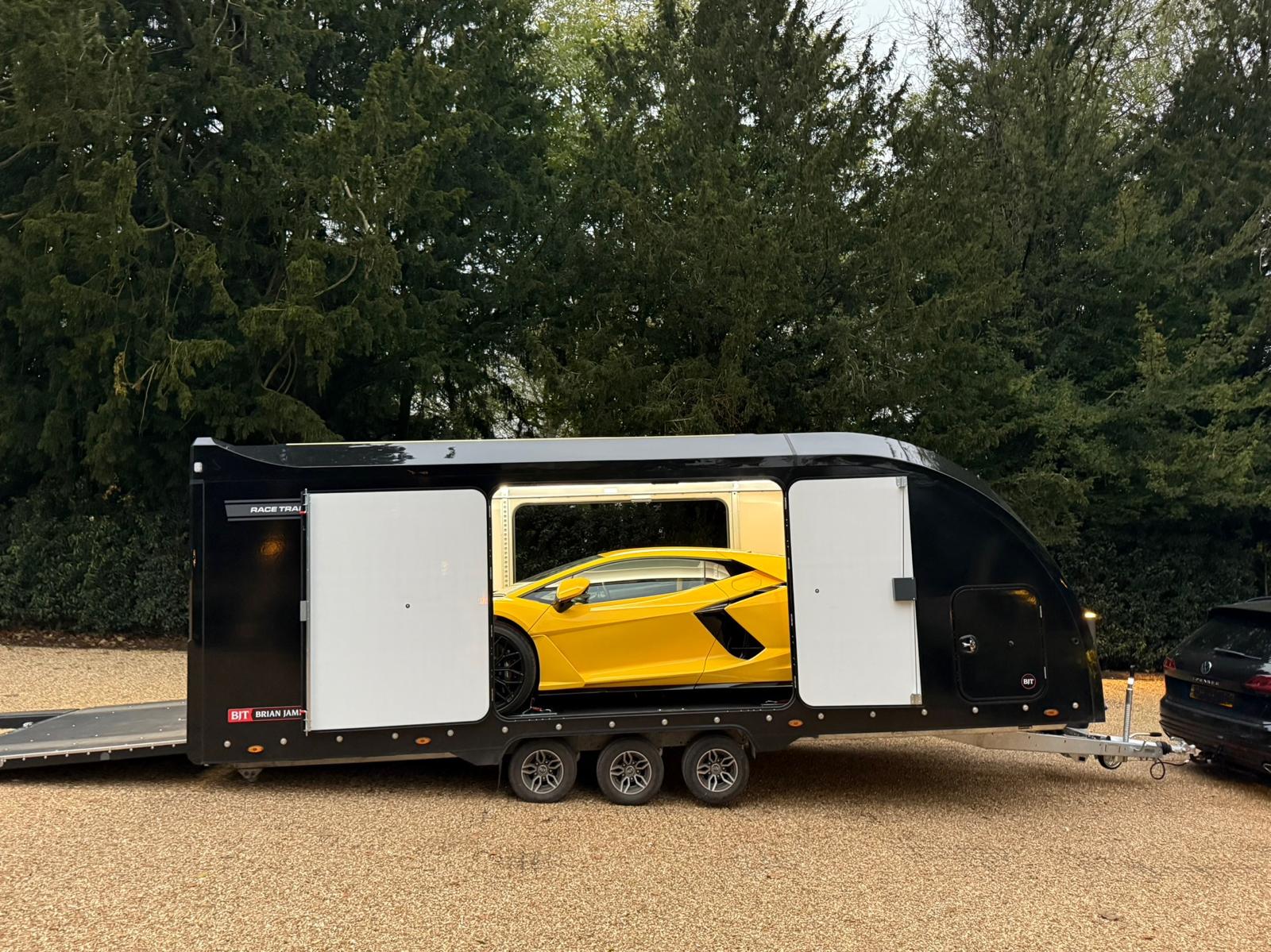 Huracán — Enclosed Transport